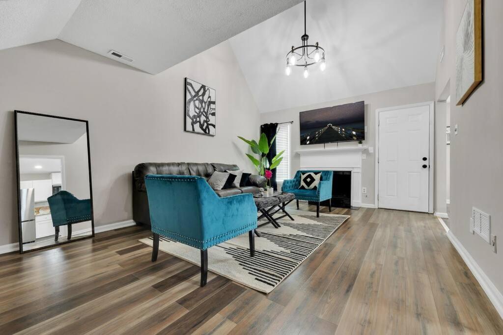 Plush Two Bedroom Retreat. A Home Away From Home! Riverdale Exterior foto